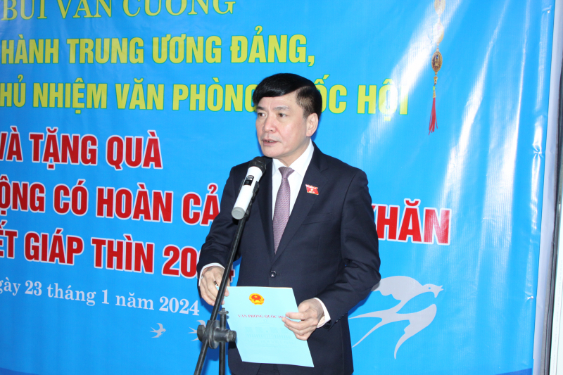 Tổng Thư ký Quốc hội, Chủ nhiệm Văn phòng Quốc hội Bùi Văn Cường phát biểu với đoàn viên, người lao động tại Công ty TNHH điện tử Poyun Việt Nam tại TP. Chí Linh, tỉnh Hải Dương